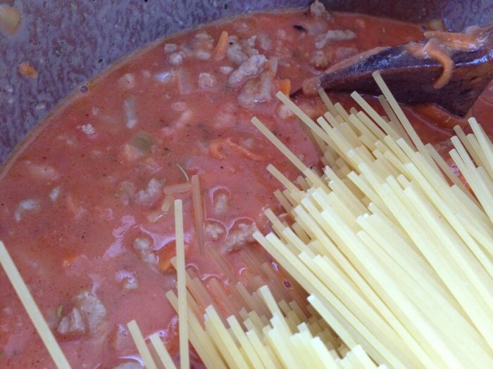 makaron i sos przed gotowaniem w garnku instant pot - Spaghetti z sosem pomidorowym