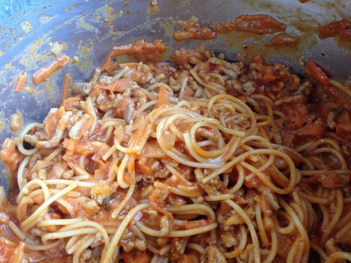 ugotowane Spaghetti z sosem pomidorowym w garnku instantpot