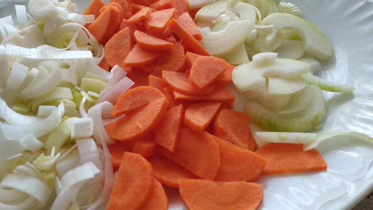 posiekane warzywa na talerzu - instant pot club