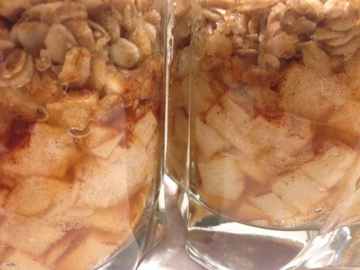 gotowy deser w szklankach z jabłkami