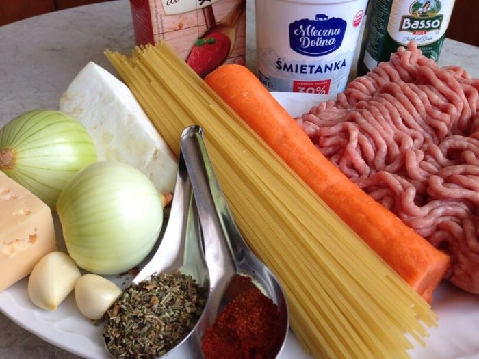 składniki na Spaghetti z sosem pomidorowym w instantpot