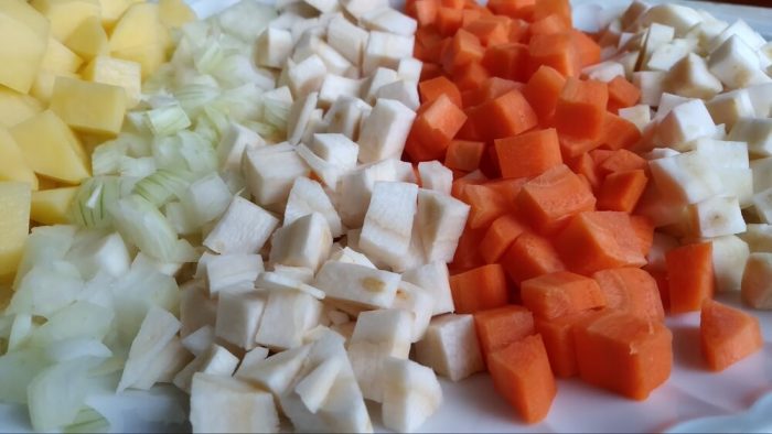 posiekane warzywa na kapuśniak w instant pot