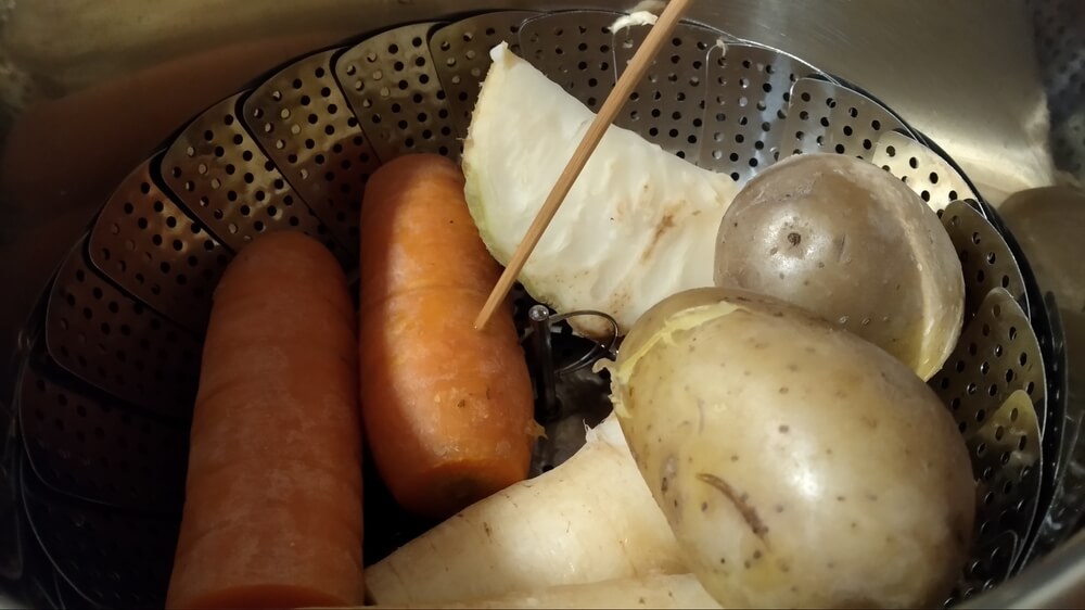 ugotowane warzywa na sałatkę jarzynową w garnku instant pot