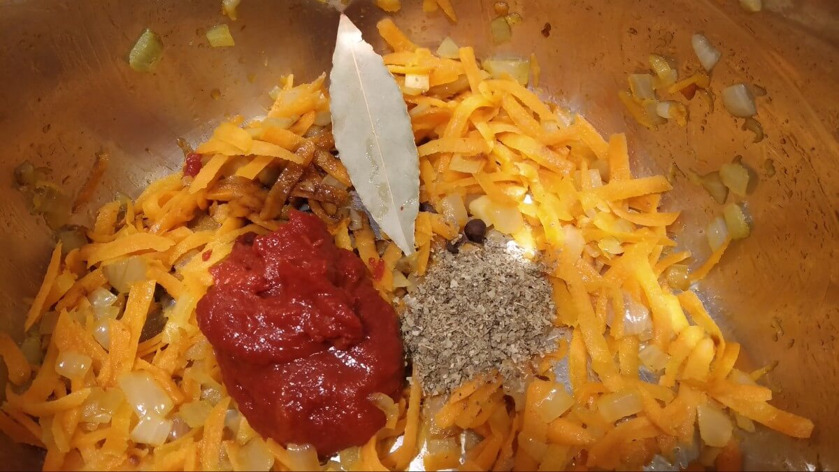 posiekana marchewka oraz przyprawy w garnku instant pot