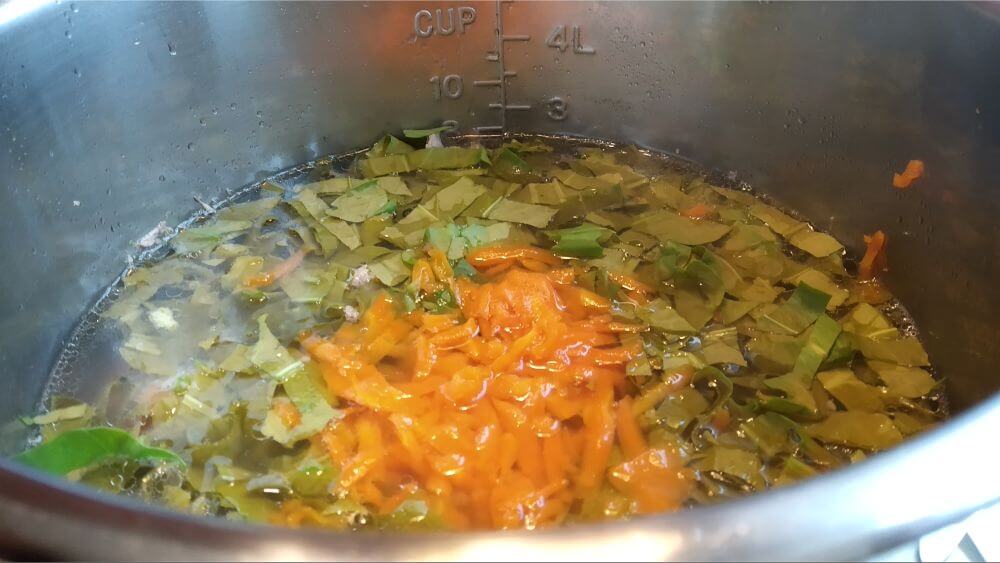 zupa szczawiowa przed gotowaniem w garnku instant pot