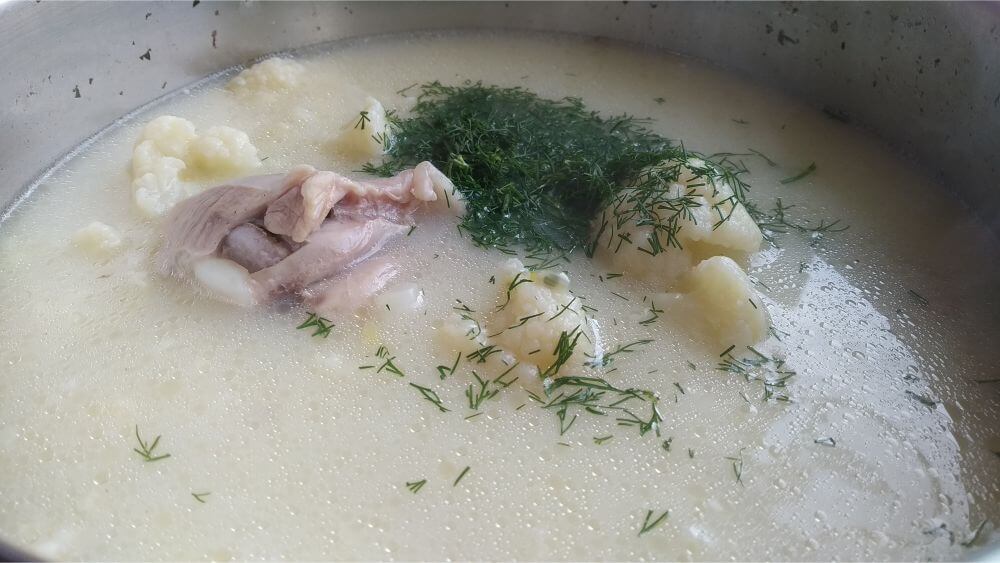 gotowa zupa kalafiorowa w garnku instant pot przed podaniem na talerz
