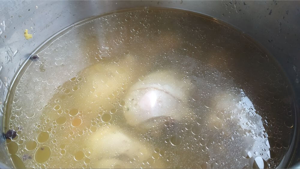 zupa kalafiorowa w garnku instant pot przed gotowaniem