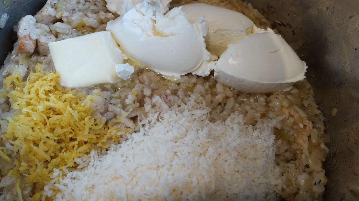 wszystkie składniki na risotto przed gotowaniem w instant pocie