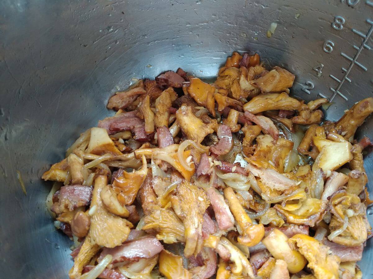 bacon onion and chanterelles inside instant pot