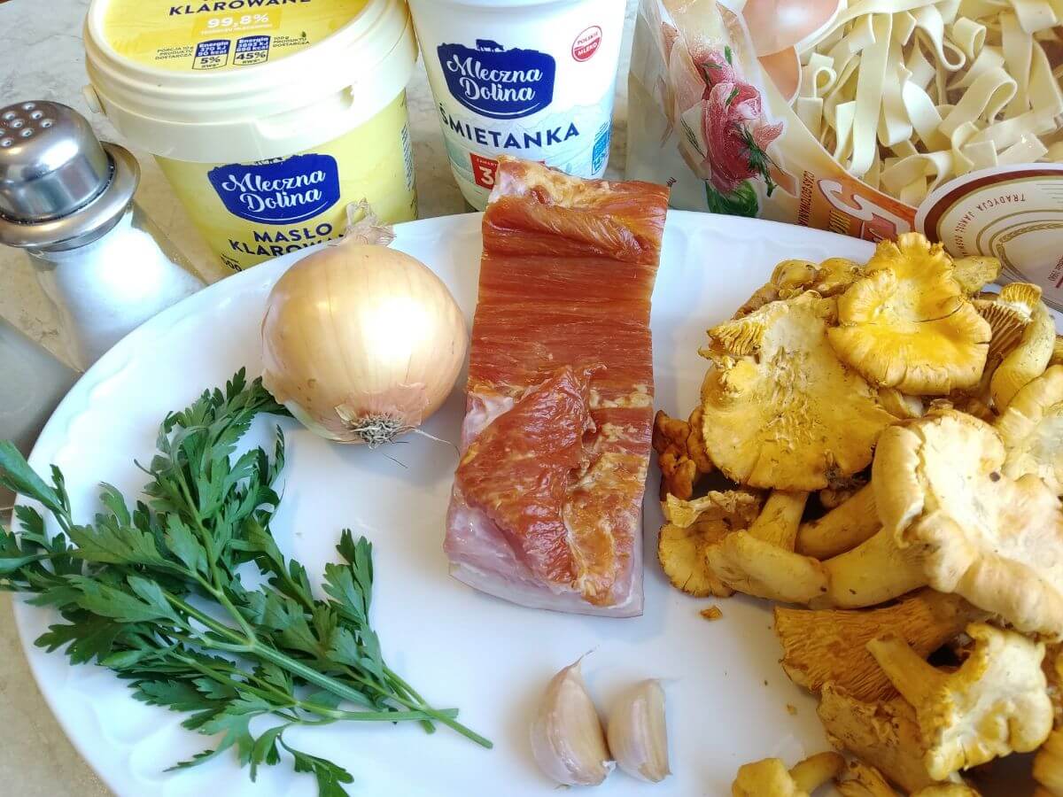 ingredients for creamy pasta with chanterelles