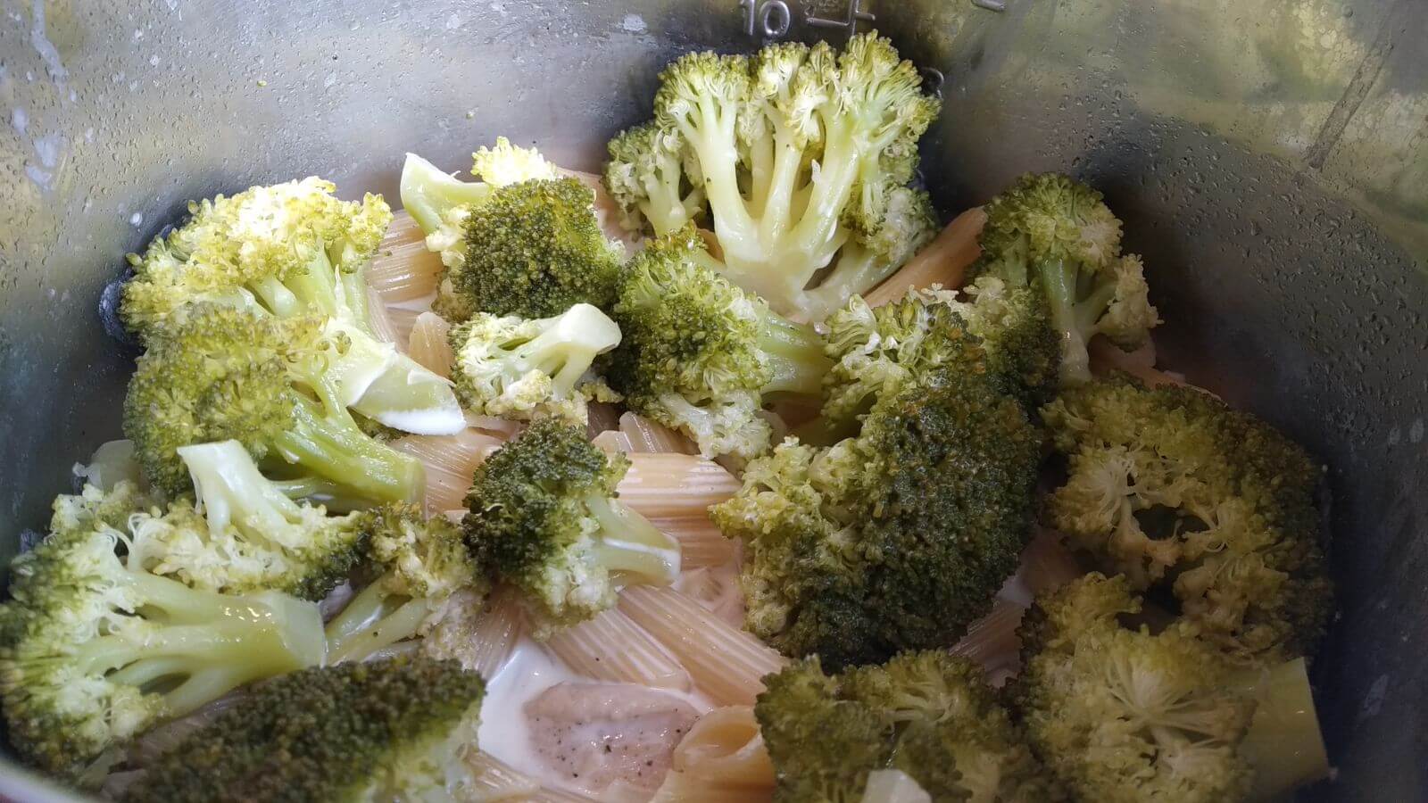 ready pasta with broccoli and cheese sauce inside instant pot