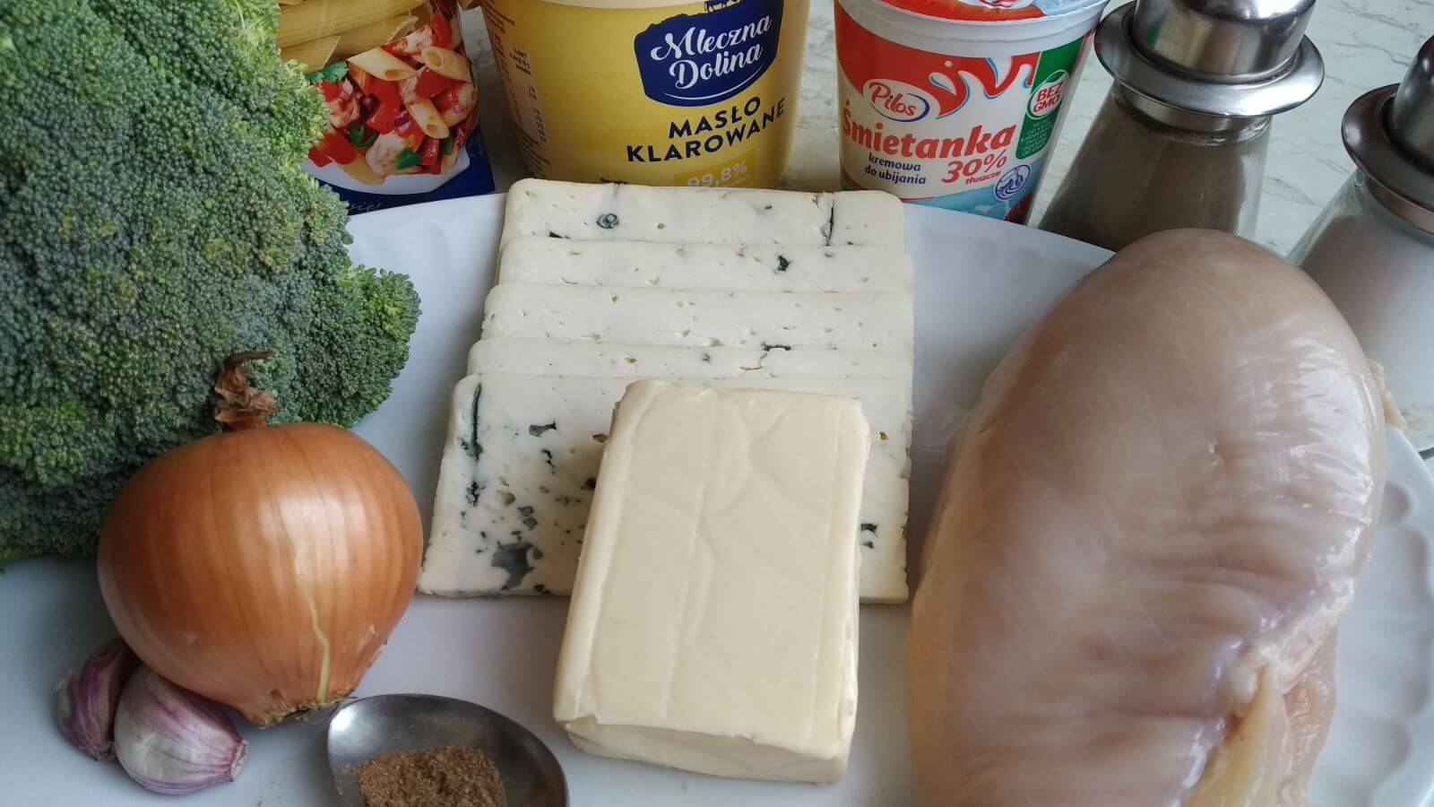 ingredients for pasta with cheese and broccoli sauce