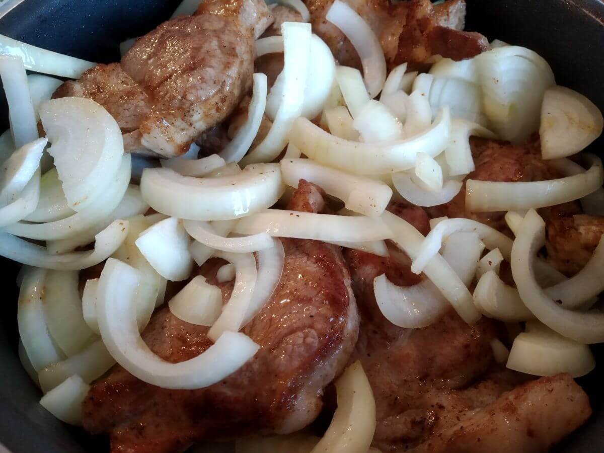 fried pork neck and fresh onion inside instant pot